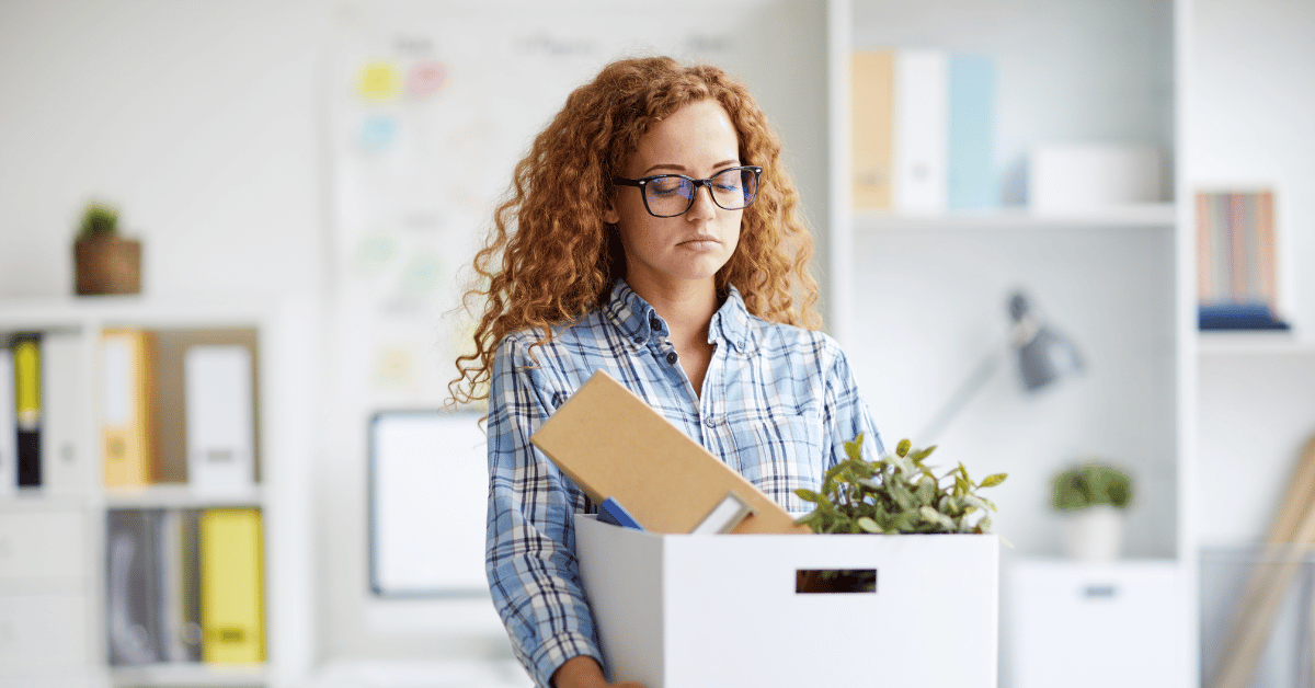 Vrouw verlaat werk met doos vol spullen: verloop verminderen met deze blog